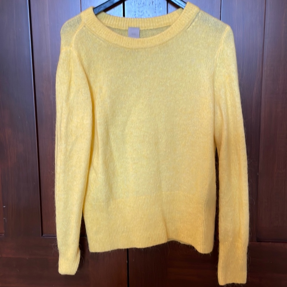 HM yellow sweater